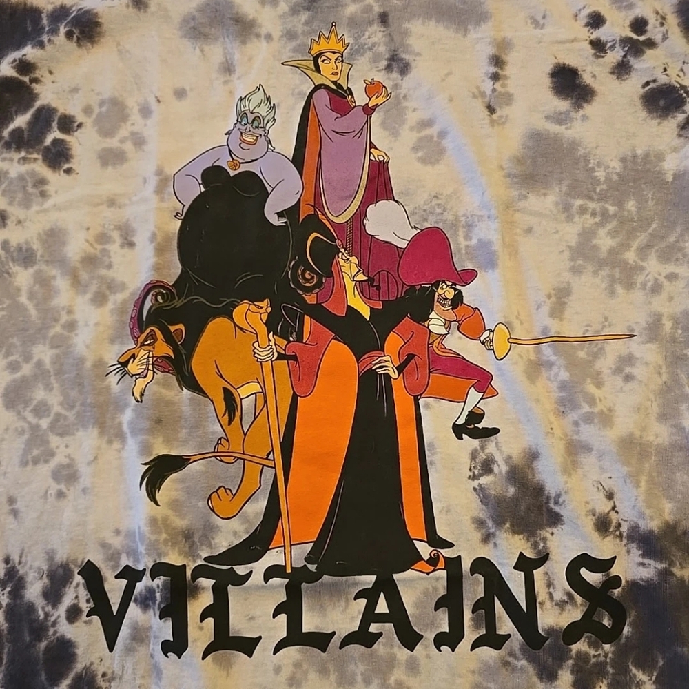 Large- Disney Villains Graphic T-shirts Double-sided print. Tie-dye black/white